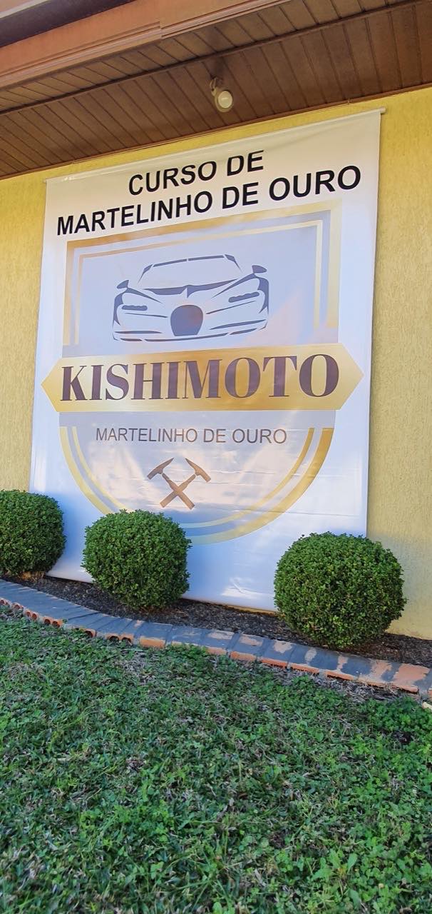 Banner na fachada da Kishimoto anunciando o Curso de Martelinho de Ouro, com o logo da empresa